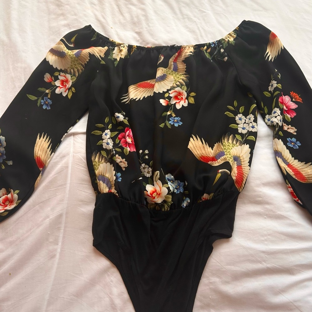 Gorgeous floral black bodysuit top ✨